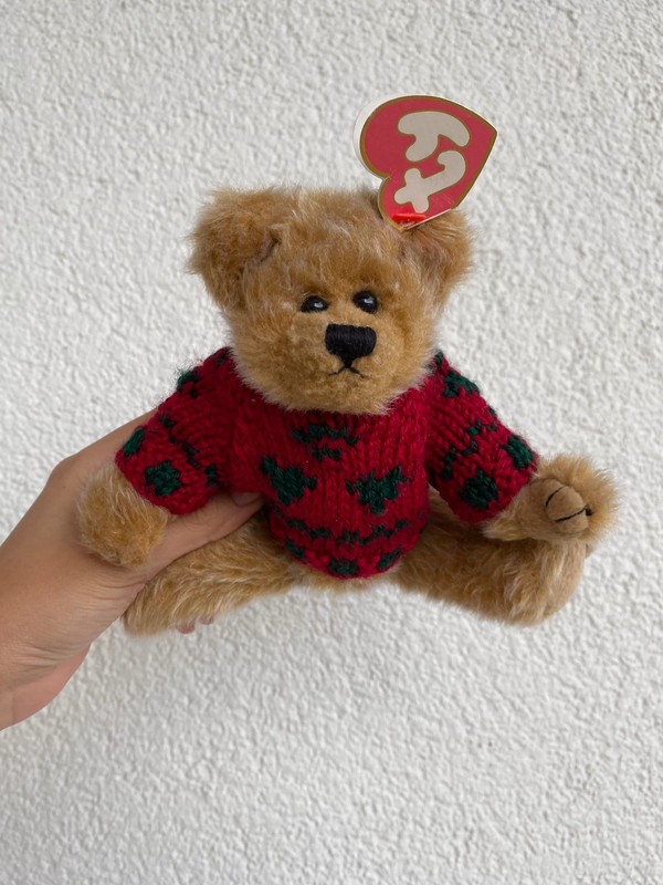 TY Teddybär mit Roter Strickjacke und 'Bearkhardt'-Label