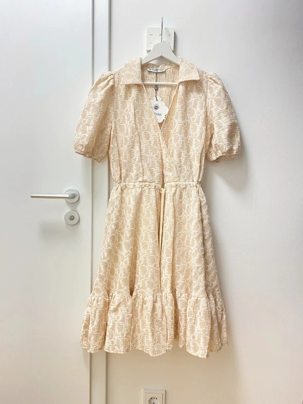 Beiges gerilltes Midikleid mit Bubikragen, Puffärmeln und Rüschensaum