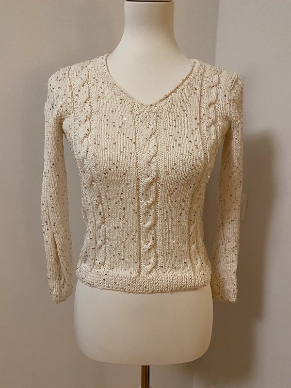 Handgestrickter cremefarbener V-Ausschnitt Pullover mit Verzierung und Cable-Mustern