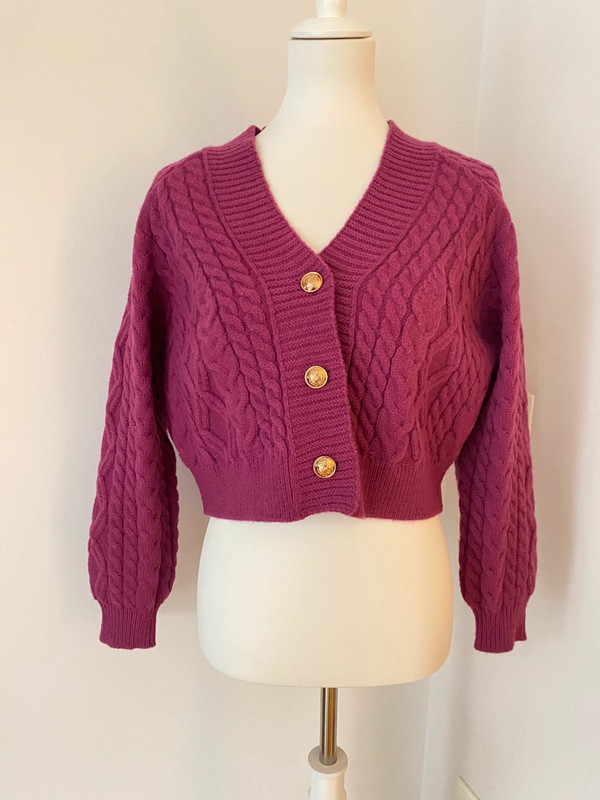 Amisu Strick-Cropped Pullover mit Kabelmuster und goldenen Knöpfen in Fuchsia-Lila