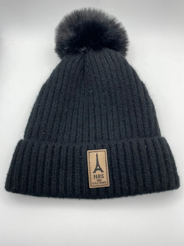 Schwarze Strickmütze mit Faux-Fell-Bommel und Paris-Aufnäher