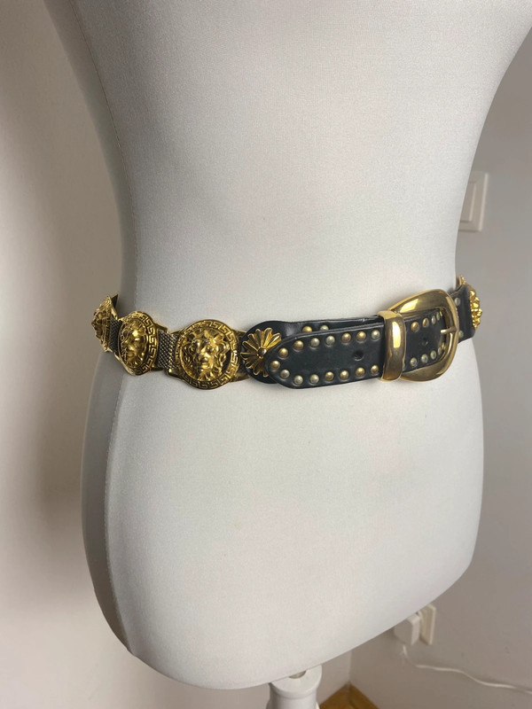 Vintage Goldener und schwarzer Ledergürtel mit Löwen- und Medalldetails