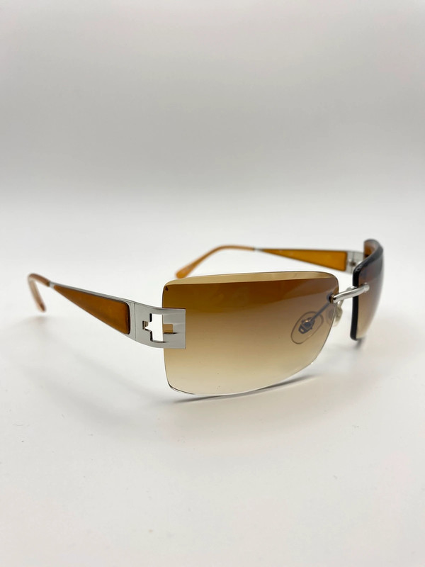 Vintage Love Y2K Sonnenbrille mit Kreuz-Detail und Verlaufsgläsern