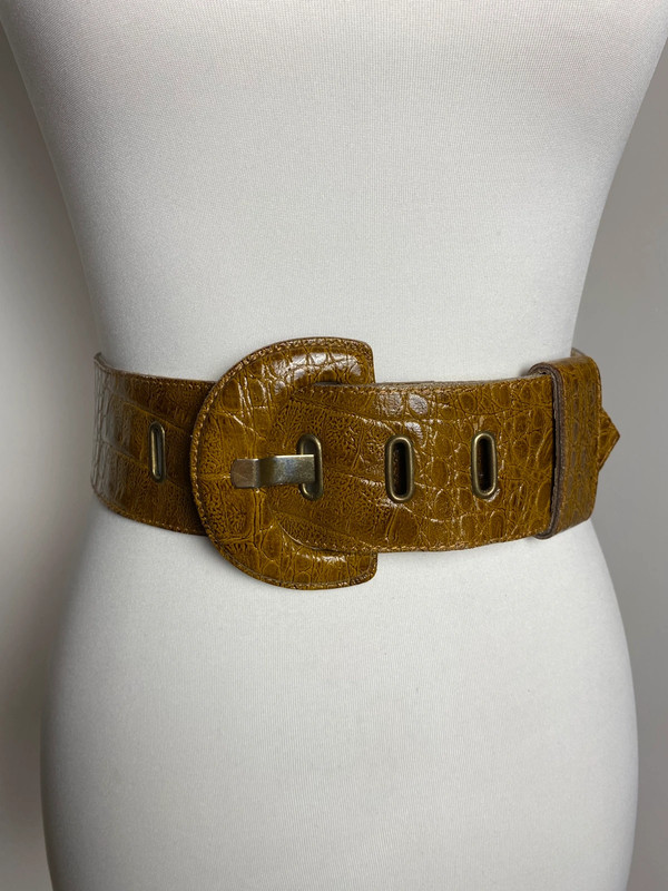 Vintage breiter Ledergürtel mit großer Metallschließe von Vintage Love