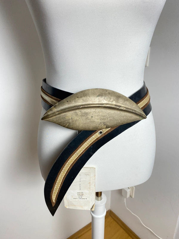 Cintura artistica unisex in pelle e metallo con dettagli argento e oro
