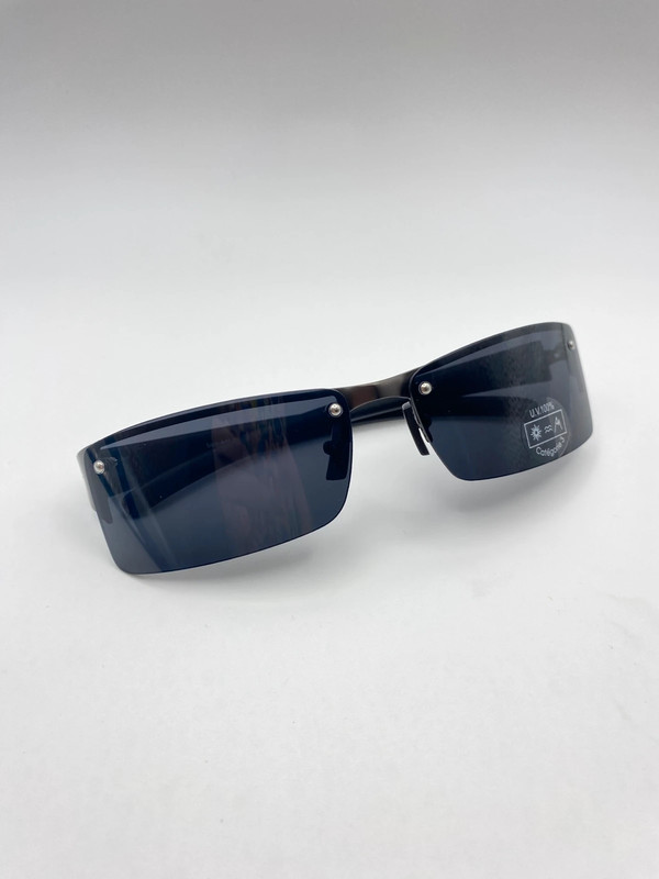 Vintage Sonnenbrille 2000er Jahre rahmenlos mit dunklen Gläsern