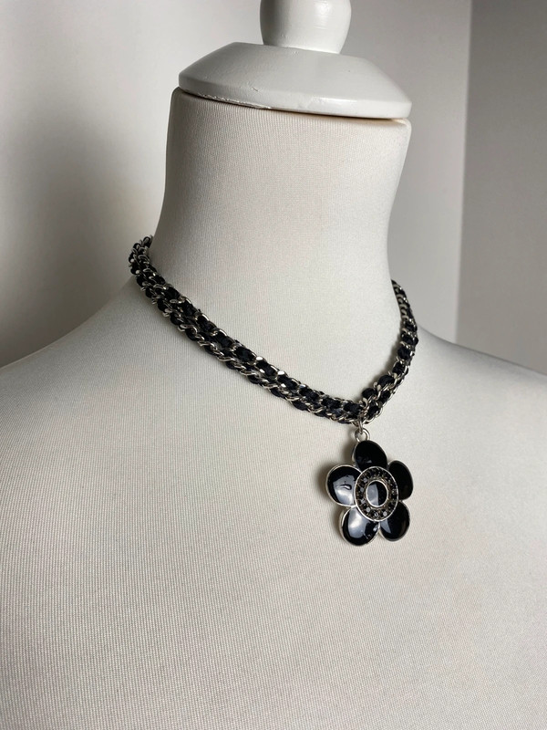 Vintage Blumenanhänger Kette mit Strasssteinen von Vintage Love