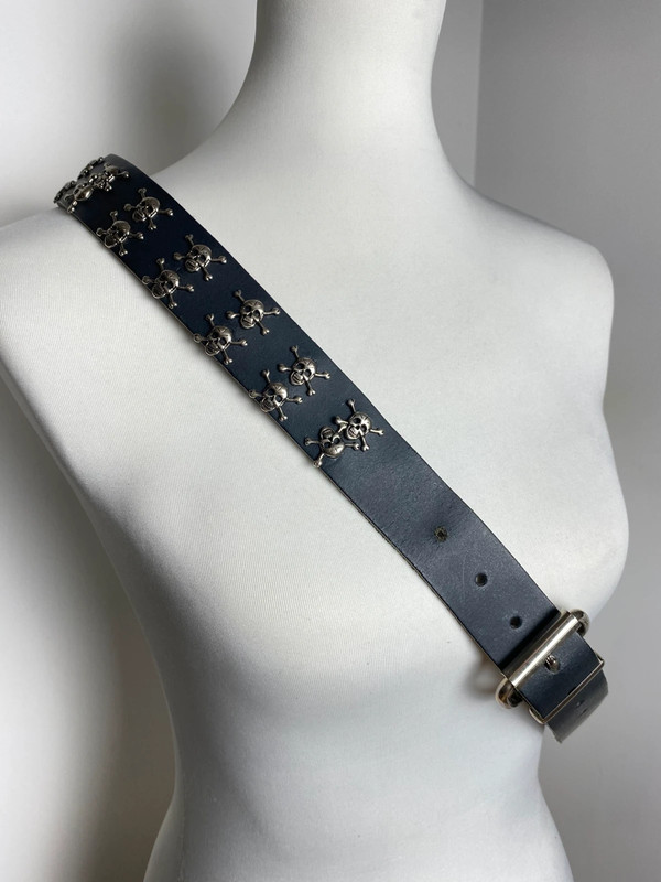 Schwarzer Ledergürtel mit Totenkopf- und Nieten-Details