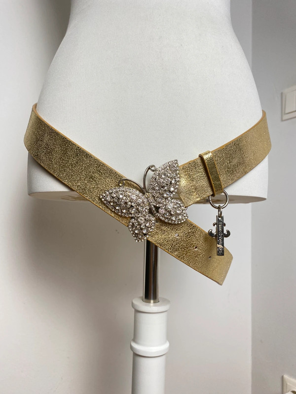 Friis & Company Gold Gürtel mit Strass-Schmetterlingsschnalle und Anhänger