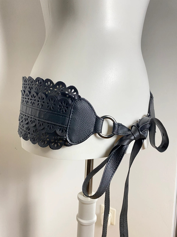 Vintage Love Breiter Ledergürtel mit Cutout-Blumenmuster, verstellbar, Schwarz