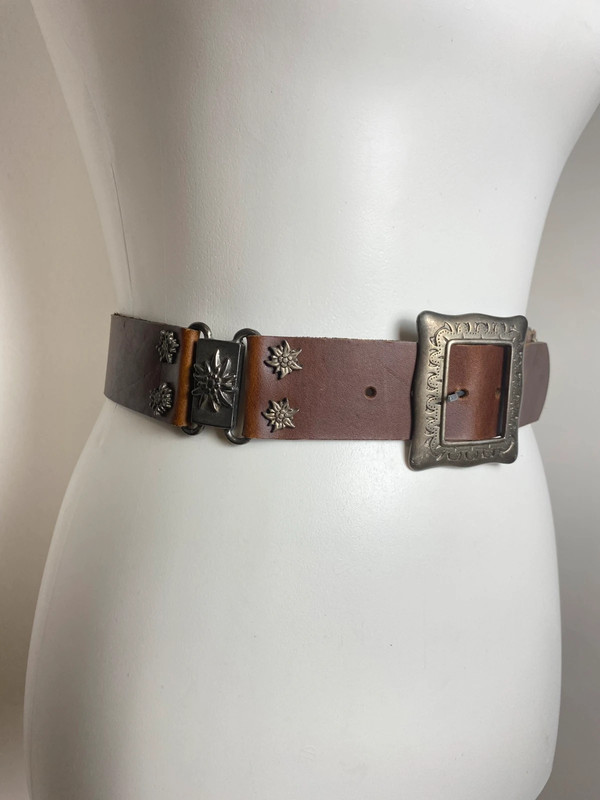 Vintage Leder Gürtel mit Edelweiß Anhänger und Metalldorn, Größe 70