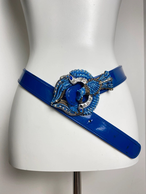 Blauer Lackgürtel mit aufwändiger Drachenschnalle und Strasssteinen