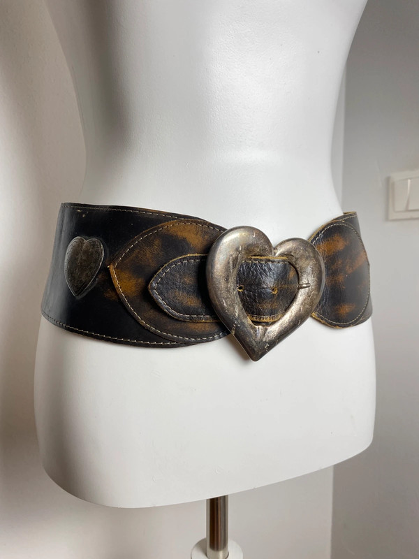 Alter Leder-Gürtel mit Herzschnalle und Herz-Anhängern, 85 cm, Vintage Love