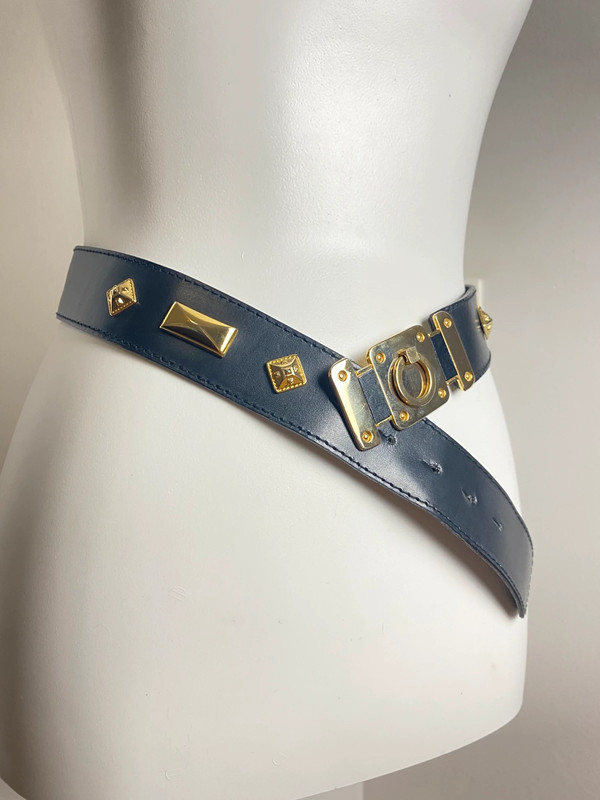 Vintage Leder Gürtel mit Goldmetalldetails und Nieten von Vintage Love