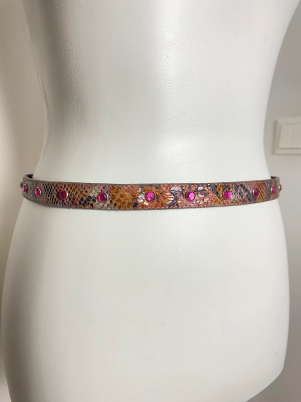 Schmaler Gürtel mit Schlangenmuster und Strasssteinen, Glänzendes Modeaccessoire