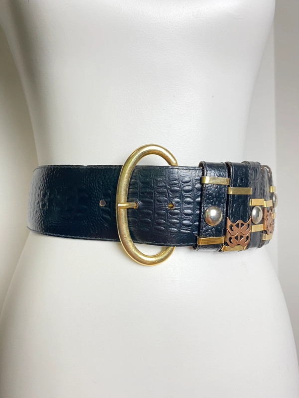 Vintage schwarzer breiter Ledergürtel mit großer Metallschnalle und Metallplatten