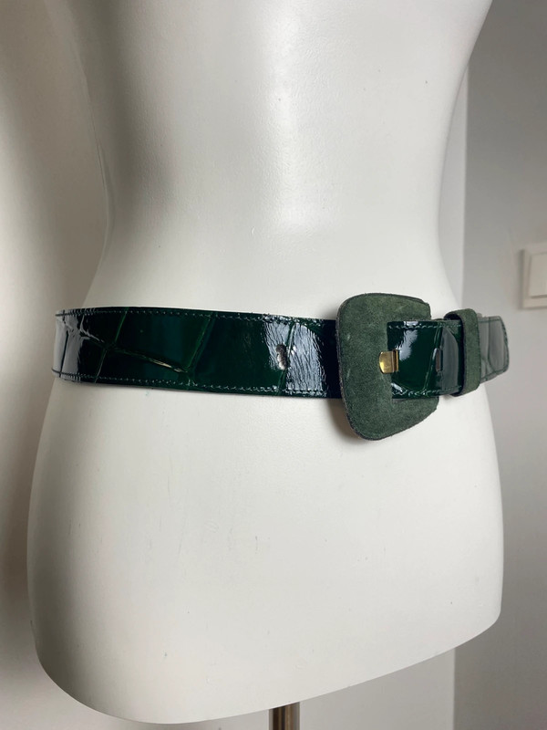 Vintage Gürtel aus glänzendem grünen Kunstleder mit Goldschnalle