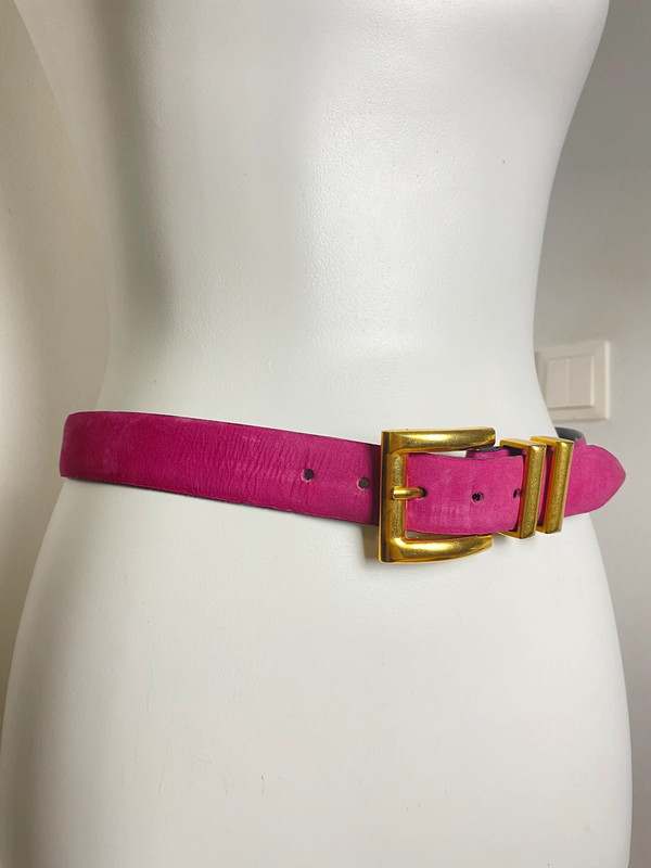 Vintage rosa Ledergürtel mit goldfarbener Schnalle von Vintage Love