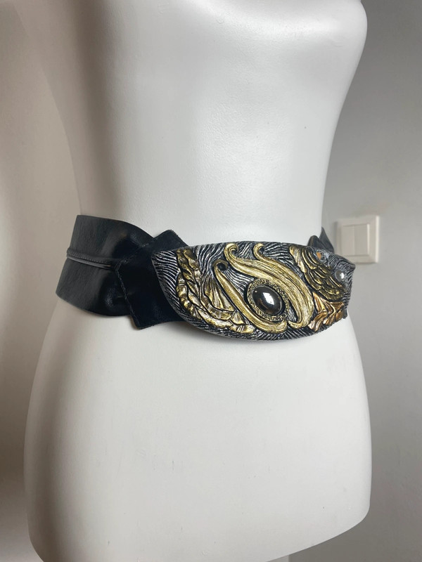 Vintage Ledergürtel mit aufwändigem Schnallenverschluss von Vintage Love