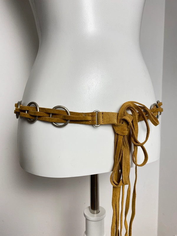 Esprit Y2K-Stil Ledergürtel mit Fransen-Quastenbändern und Ringen