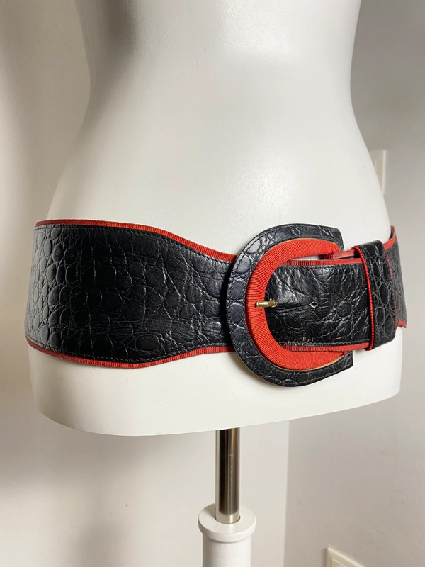 Vintage-Gürtel mit elastischem, breitem Bund, Krokodil-Textur und D-Ring-Schnalle von Vintage Love