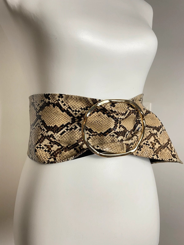 Breiter Gurtel mit Schlangenmuster und goldenem Kreis-Schnalle