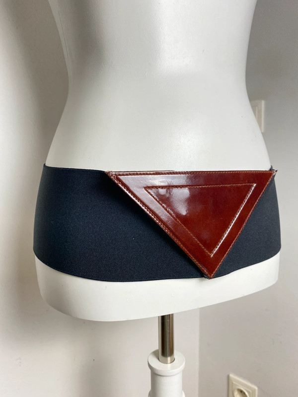 Vintage Gürtel mit breitem elastischem Bund und geometrischem Lederdetail von Vintage Love