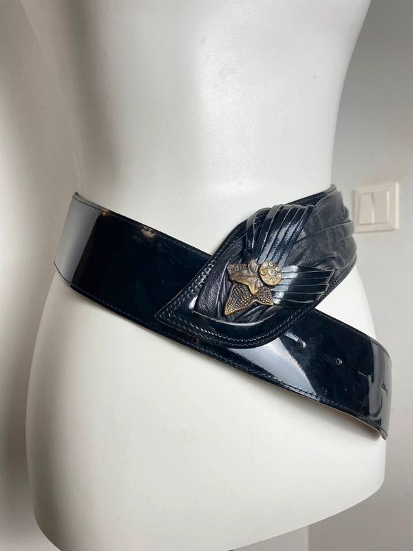 Vintage breit schwarzer Ledergürtel mit goldener Blume und Blattform Schnalle