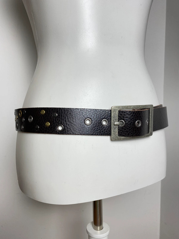 Vintage Y2K Stil Nietengürtel mit Lochösen von Vintage Love