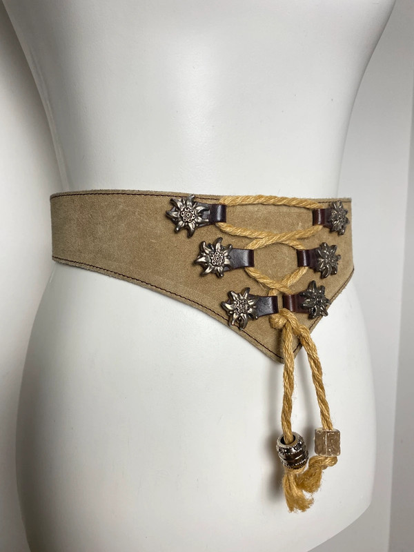 Vintage Gürtel aus Leder mit Edelweiß-Details, Wool Rope und Metallverzierungen