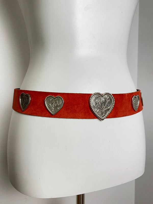 Vintage Love Roter Ledergürtel mit Herzmetalldeko