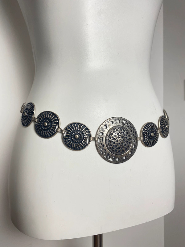 Vintage Y2K Stil Metallkettengürtel mit Concho-Design