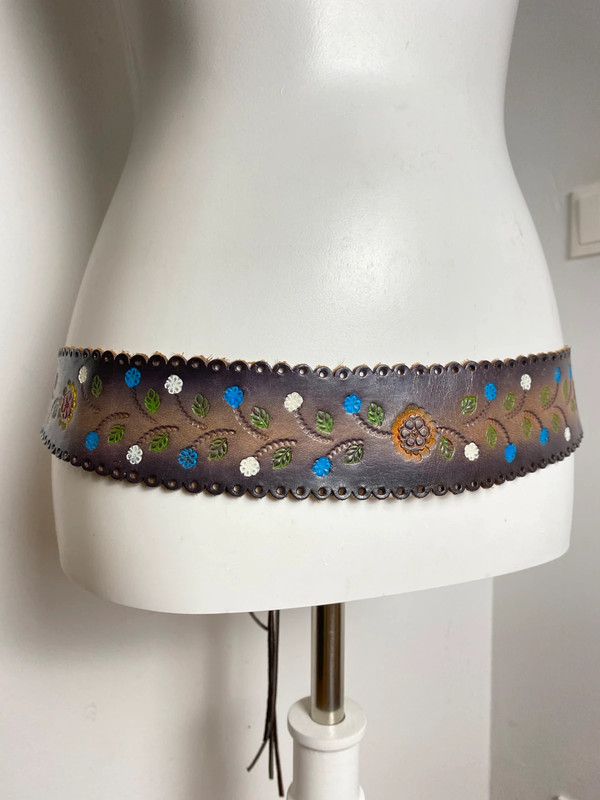 Verstellbarer Leder Gürtel mit Blumenmuster und Fransen