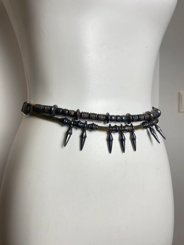 Ledergürtel mit Metall- und Spike-Details