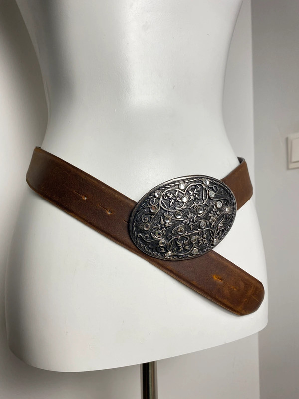 Nanni Y2K Stil Ledergürtel mit Dekorativem Silberbuckel und Strasssteinen