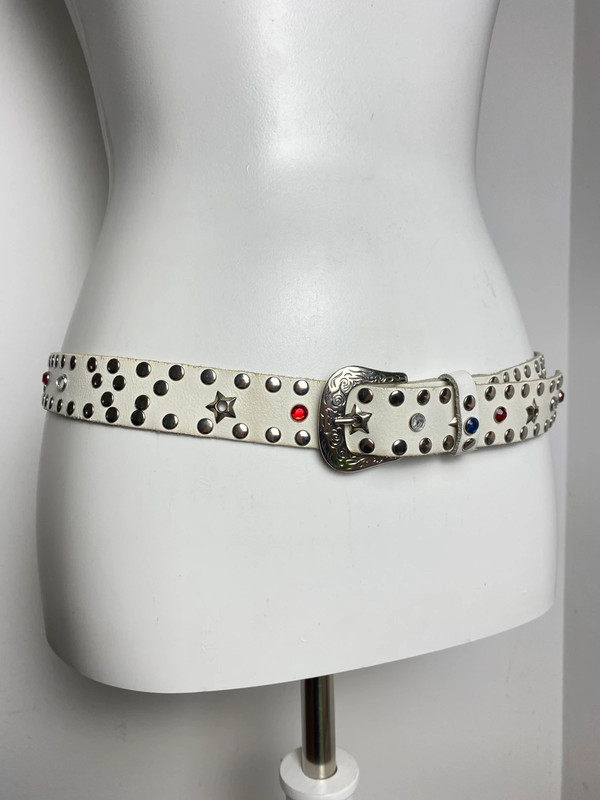 Vintage Y2K Stil weiße Ledergürtel mit Nieten und Stern-Designs von Vintage Love