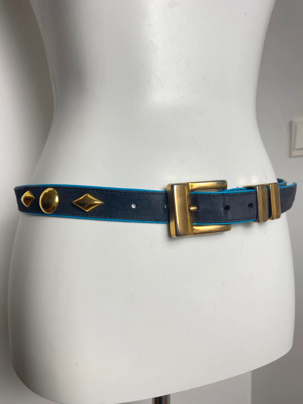 Escada Ledergürtel mit goldfarbenen Nieten und rechteckiger Schnalle, schmal, Größe 80