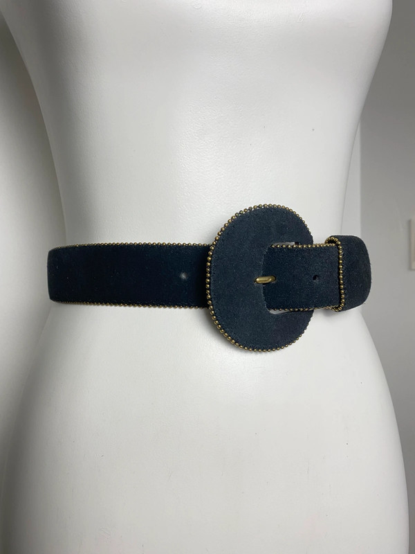 Vintage Gürtel mit großem goldgestanztem Schnallen von Vintage Love