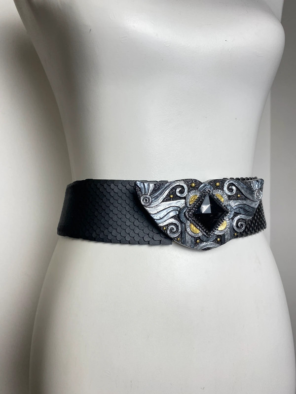 Vintage Stil Schuppengürtel mit Metallornament und Elastischem Bund von Vintage Love