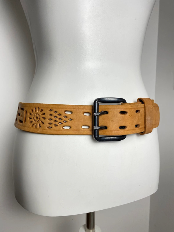 Vintage Gürtel aus breitem Leder mit dekorativem Muster von Vintage Love