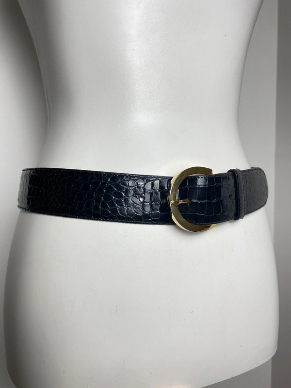 Schwarzer Kunstledergürtel mit Kroko-Muster und Goldschnalle