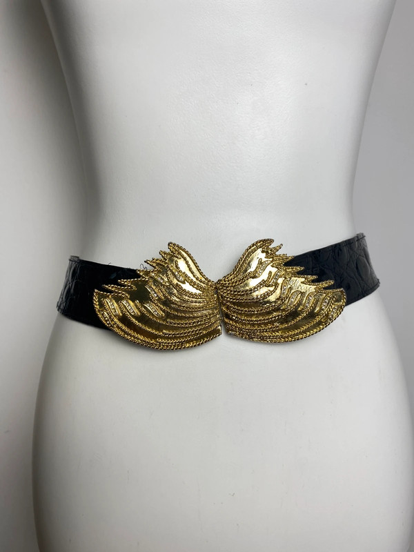 Vintage Gürtel mit schwarzen Kunstleder strap und goldener dekorativer Schnalle