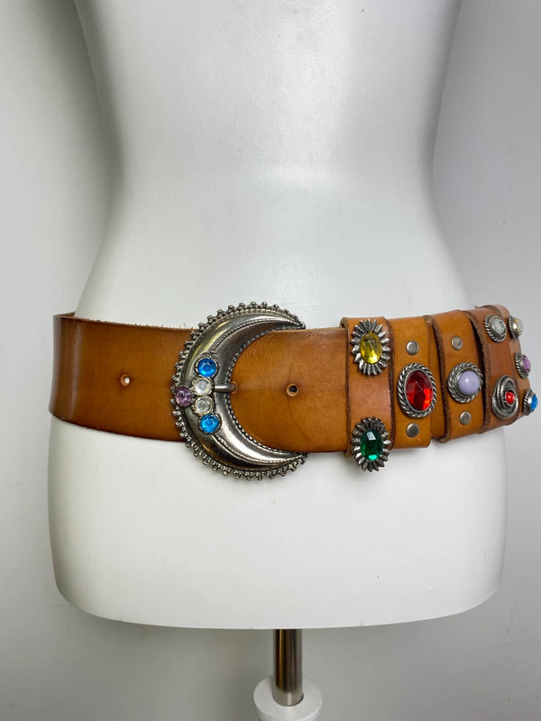 Vintage Ledergürtel mit Metallkonchos und bunten Edelstein-Verzierungen