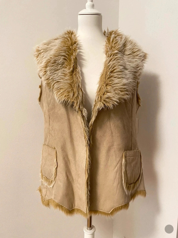 Vintage Y2K Faux Pelz Weste Gilet von Vintage Love – Ärmelverlustige Fleecejacke in Beige