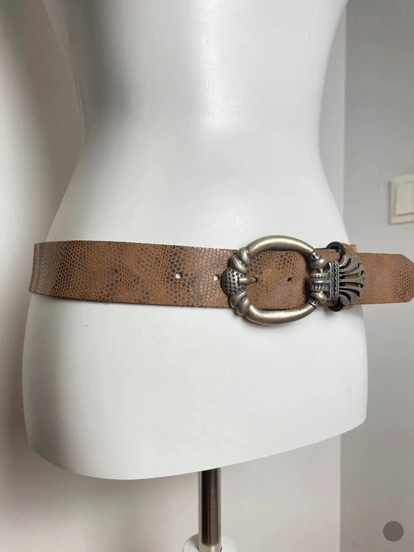 Vintage Ledergürtel mit Silberner Schnalle und Dekorativen Details