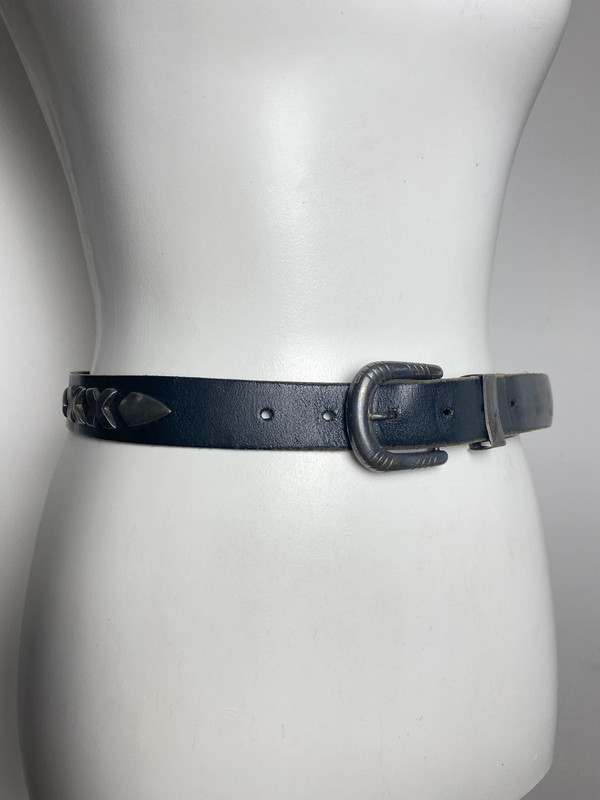 Schwarzer Ledergürtel mit Metall Schnallen und Nieten-Design