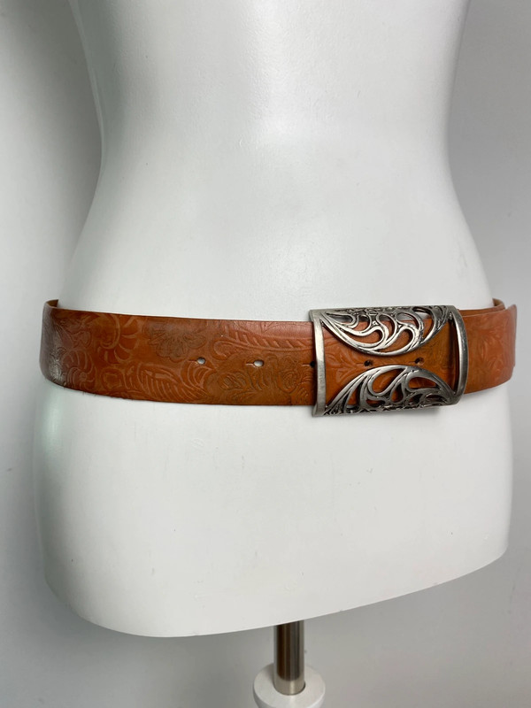 Cintura in pelle marrone con motivo floreale e fibbia decorativa in argento