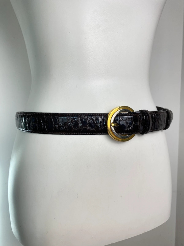 Schwarzer Leder Gürtel mit Goldschnalle