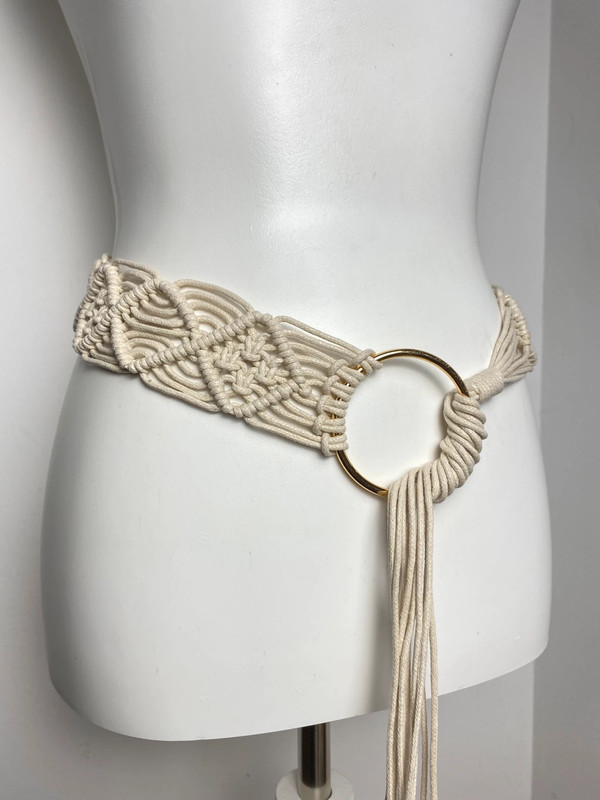 Makramee-Gürtel mit Fransen und Ring-Detail