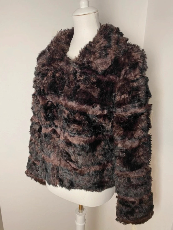 Kunstpelzjacke Pelzoptik Braun und Schwarz Knopfverschluss